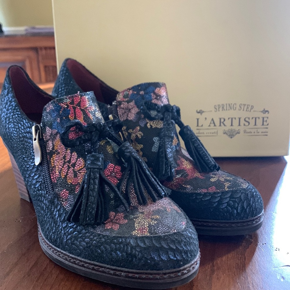 Women’s L’Artiste Madelena Navy Floral Heels size 41 (9.5 US).